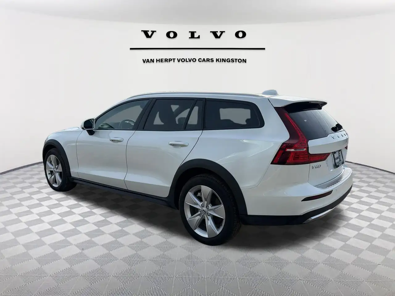 Volvo V60 Cross Country снимка Volvo V60 Cross Country