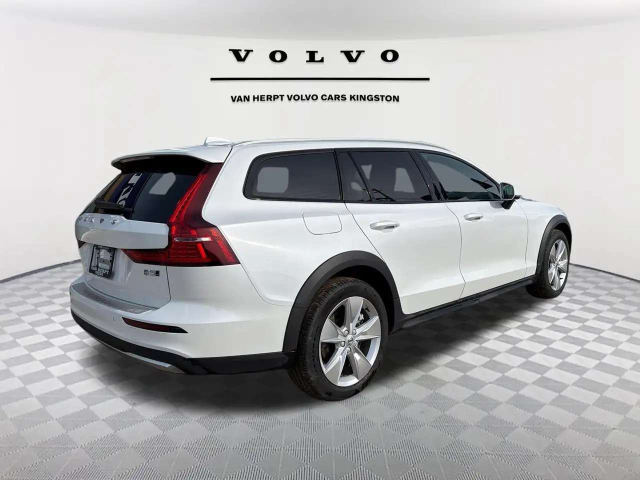 Volvo V60 Cross Country снимка Volvo V60 Cross Country