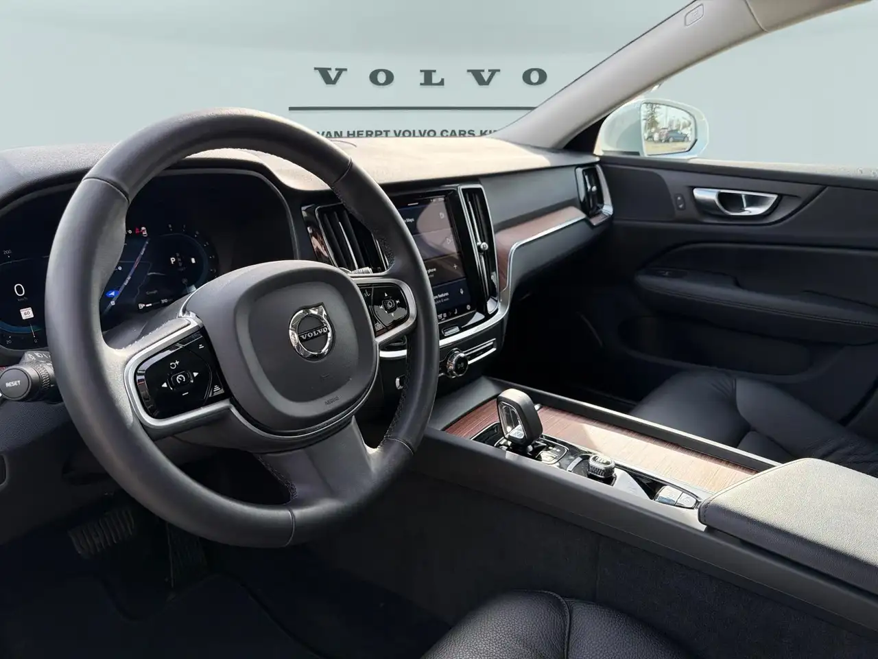 Volvo V60 Cross Country снимка Volvo V60 Cross Country
