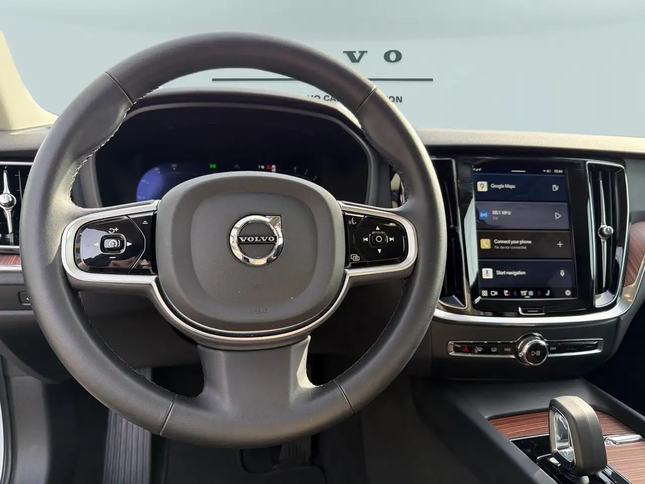 Volvo V60 Cross Country снимка Volvo V60 Cross Country