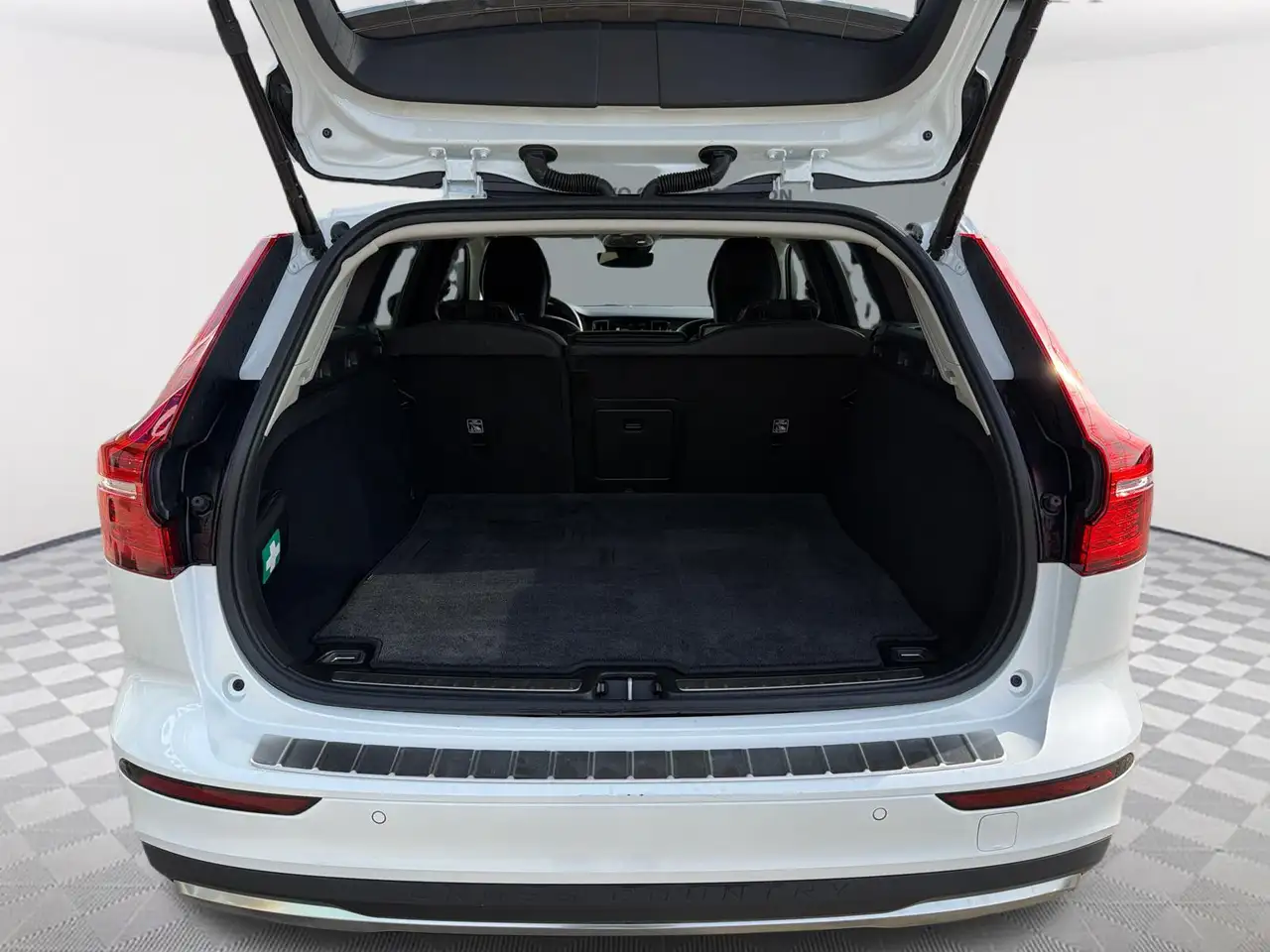 Volvo V60 Cross Country снимка Volvo V60 Cross Country