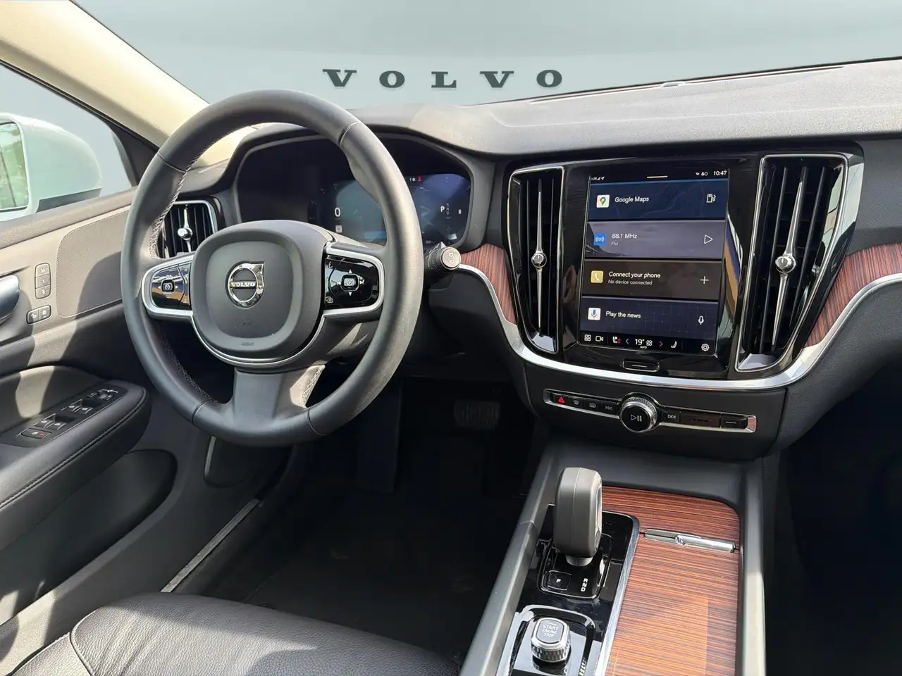 Volvo V60 Cross Country снимка Volvo V60 Cross Country