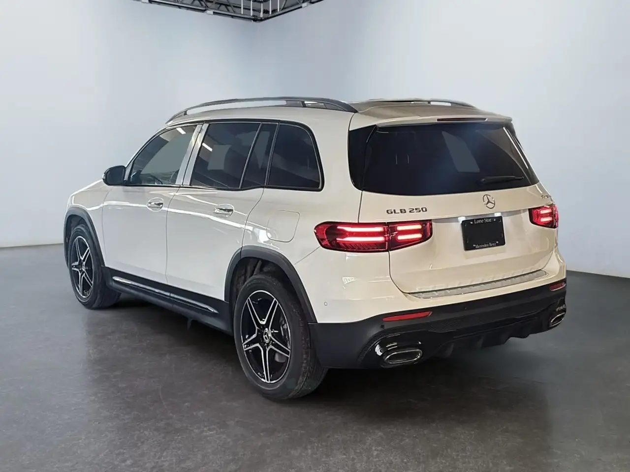 Mercedes-Benz GLB снимка Mercedes-Benz GLB