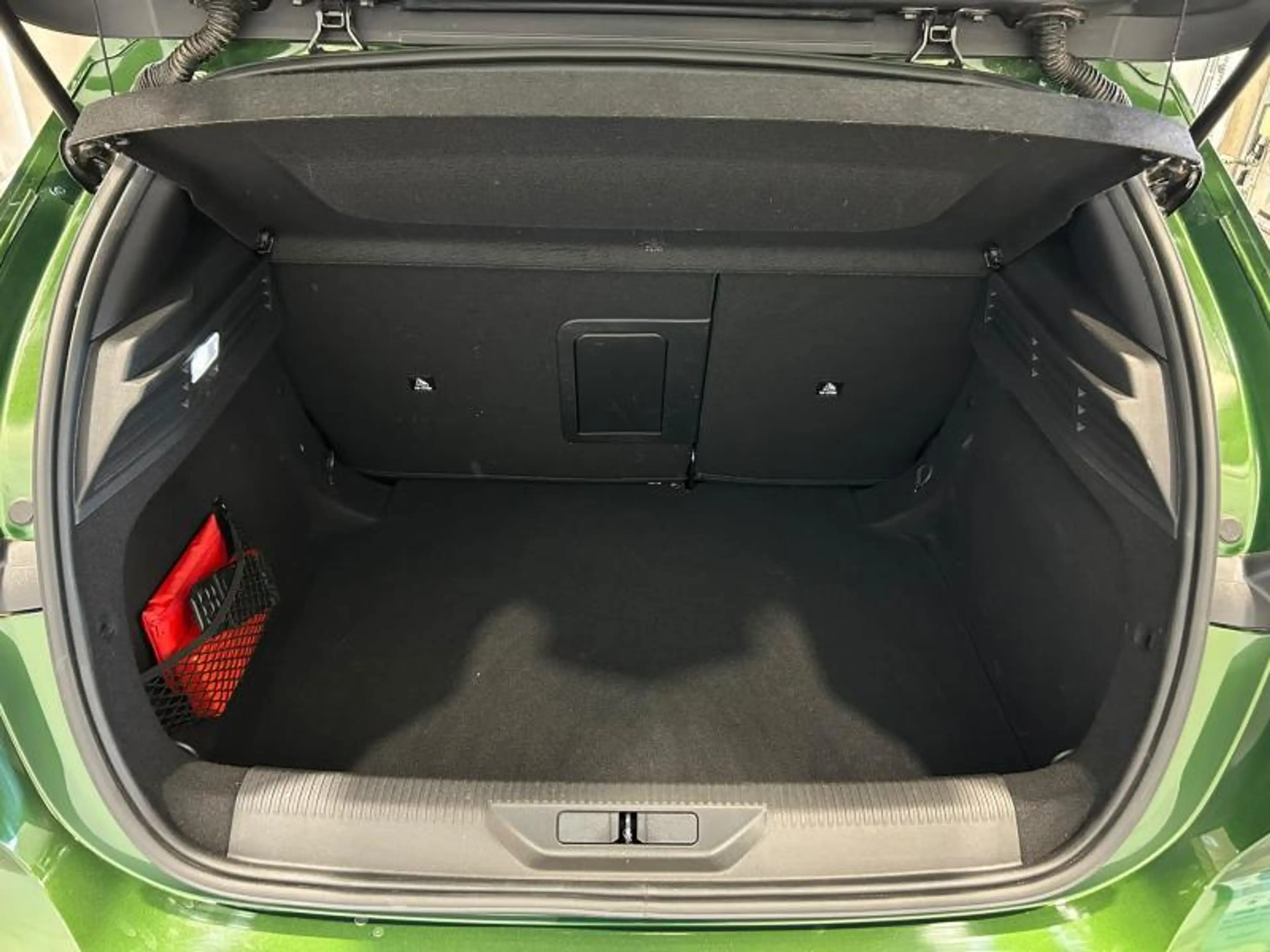Peugeot 308 III & e- Allure — photo 15
