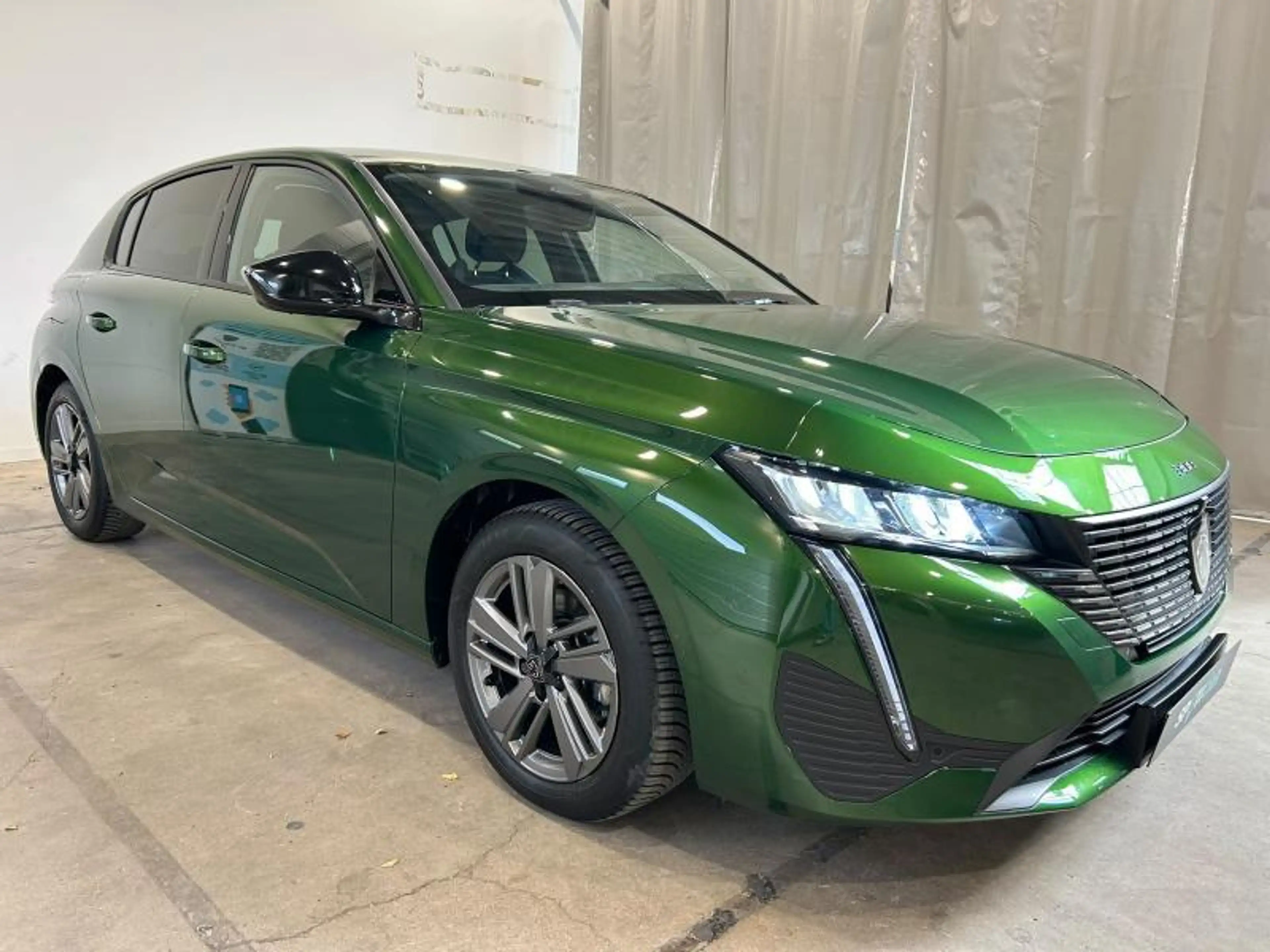 Peugeot 308 III & e- Allure — photo 4
