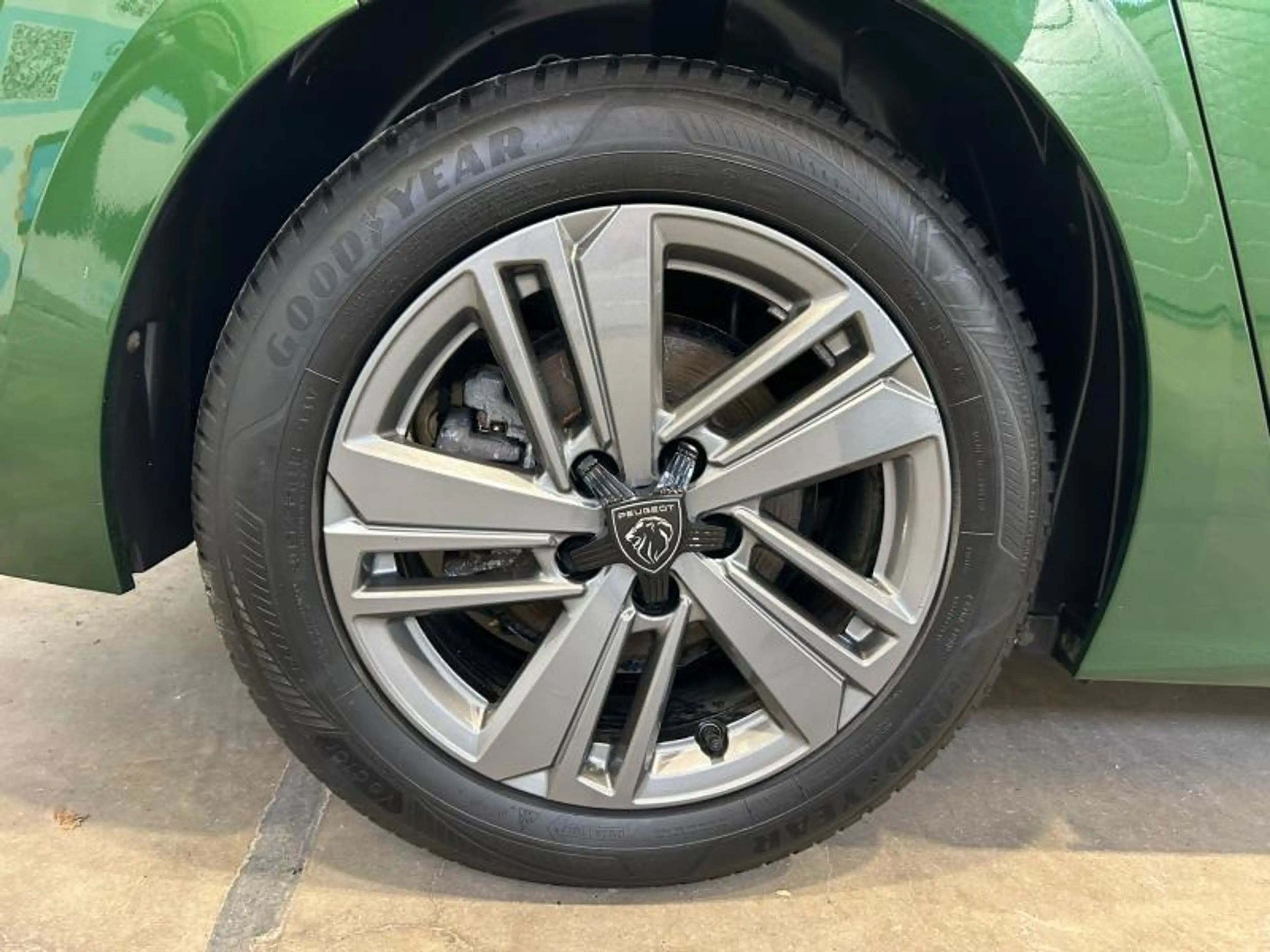 Peugeot 308 III & e- Allure — photo 13