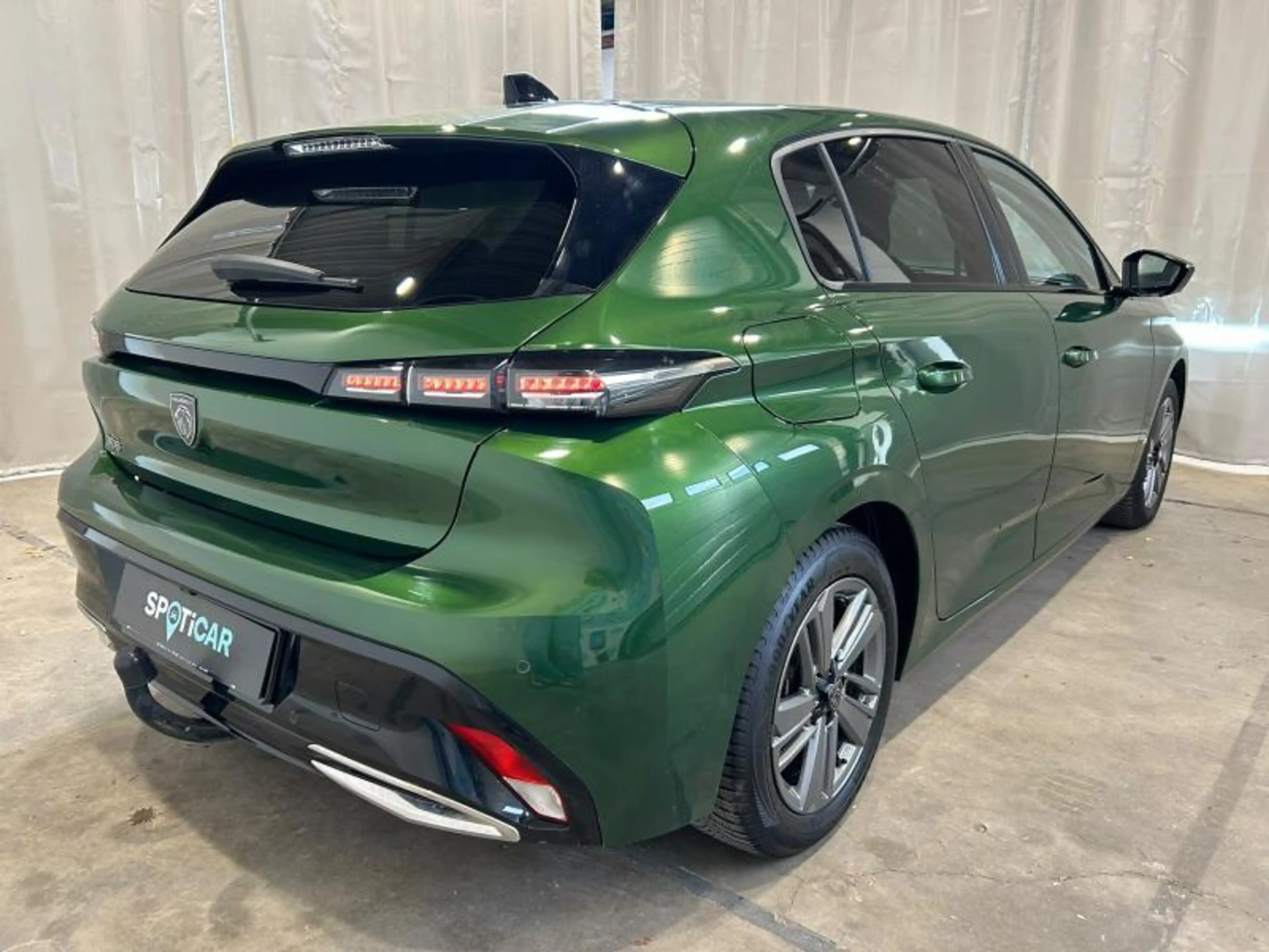 Peugeot 308 III & e- Allure — photo 6