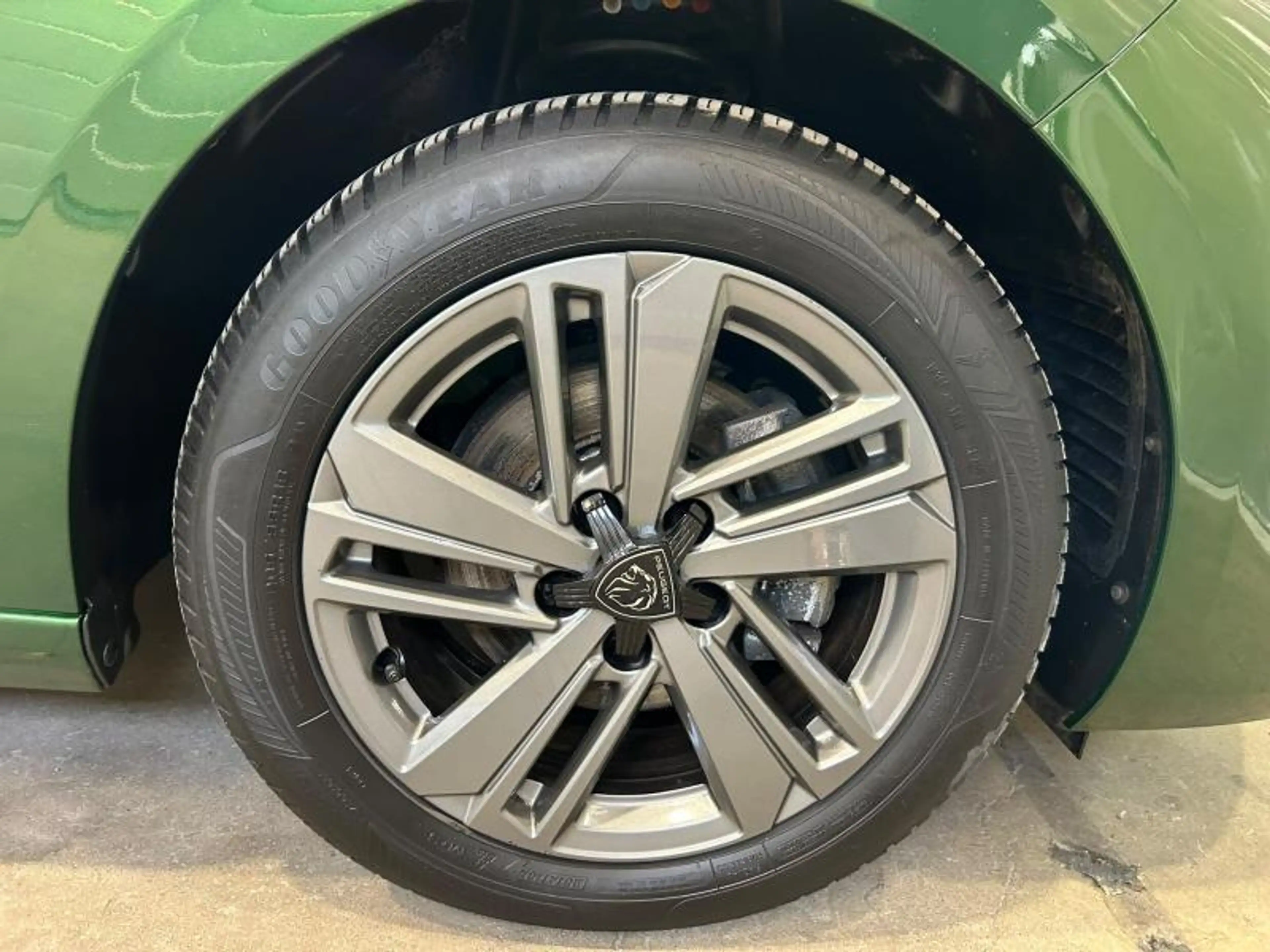 Peugeot 308 III & e- Allure — photo 12