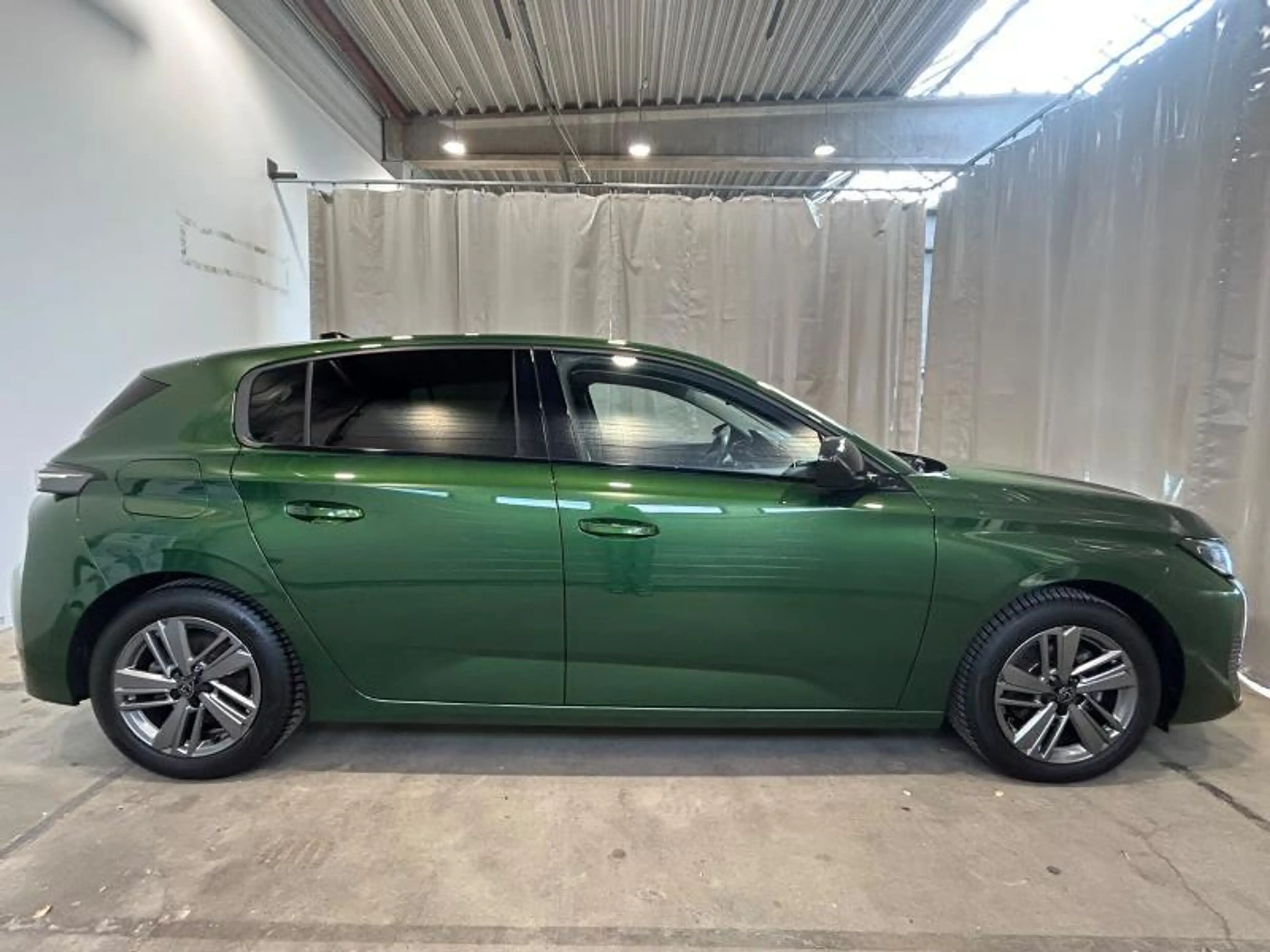 Peugeot 308 III & e- Allure — photo 5