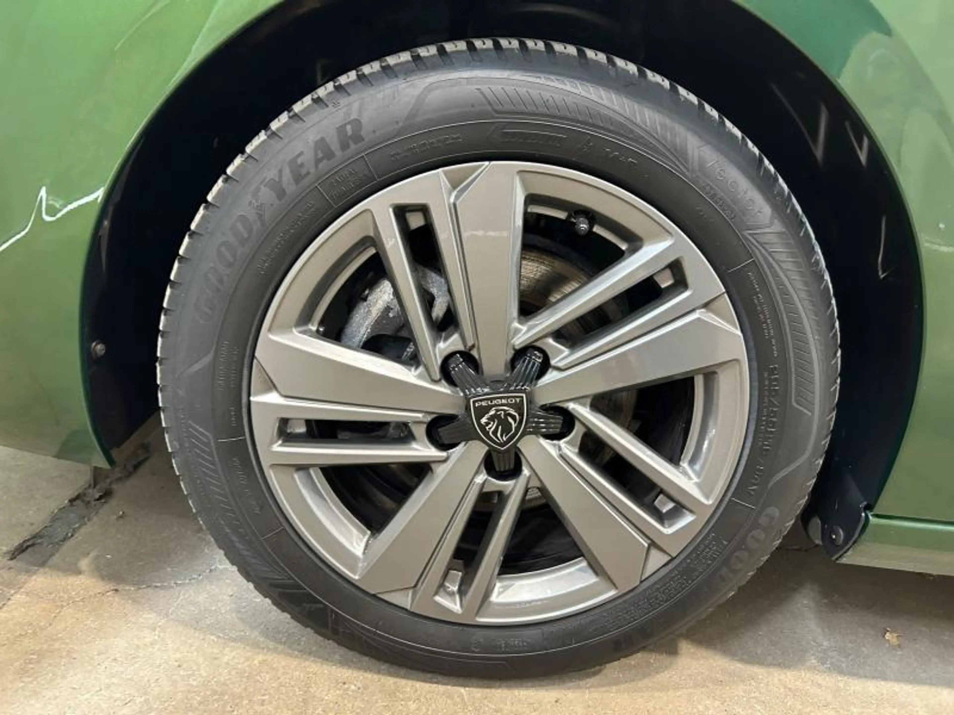 Peugeot 308 III & e- Allure — photo 11