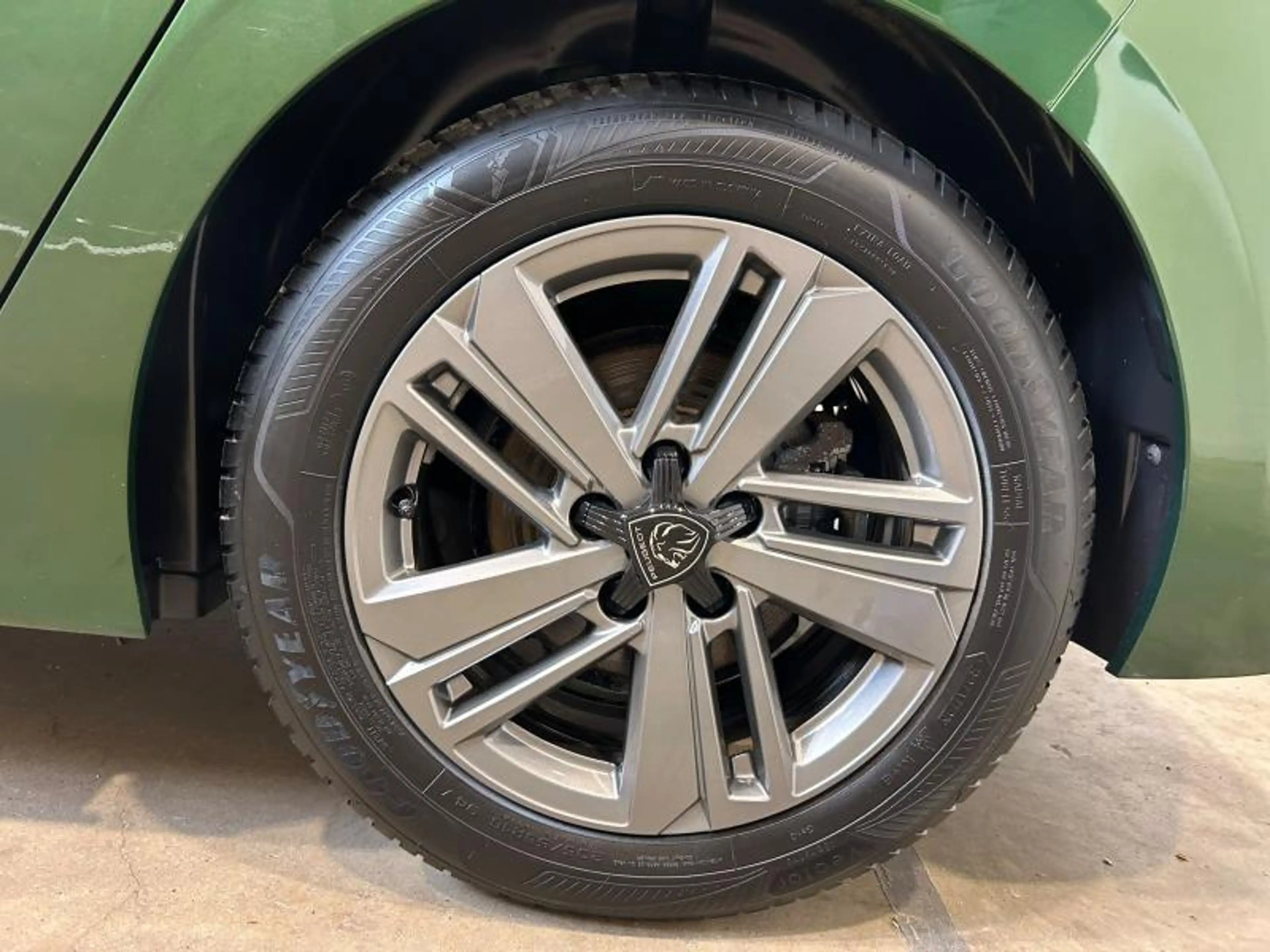 Peugeot 308 III & e- Allure — photo 14