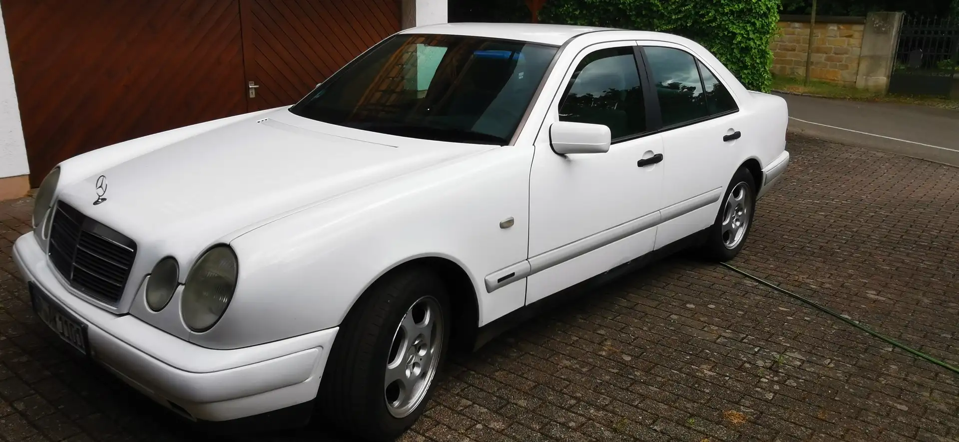 Mercedes-Benz E 230 E-Klasse Classic Bílá - 1