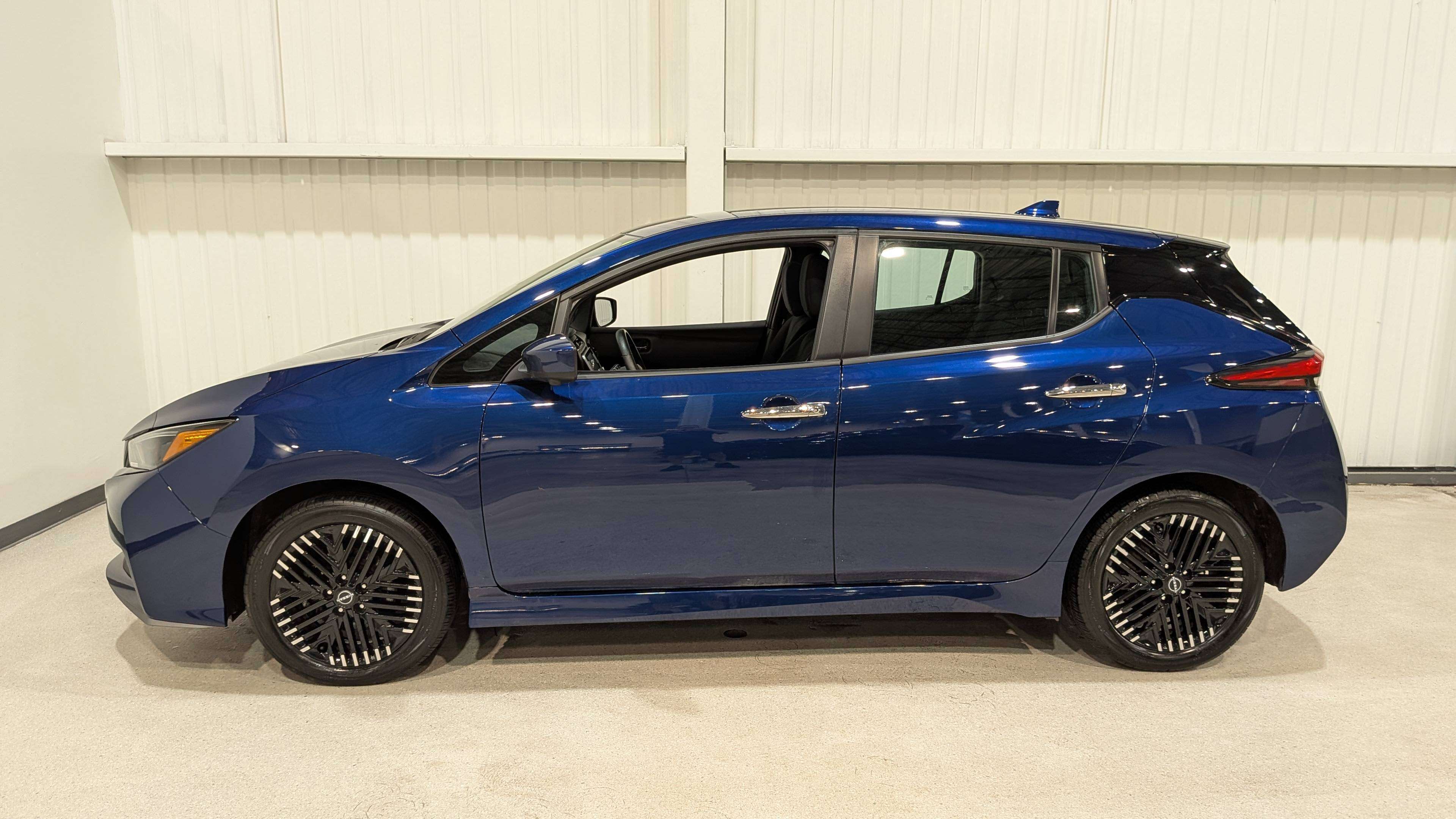 Nissan LEAF 2024