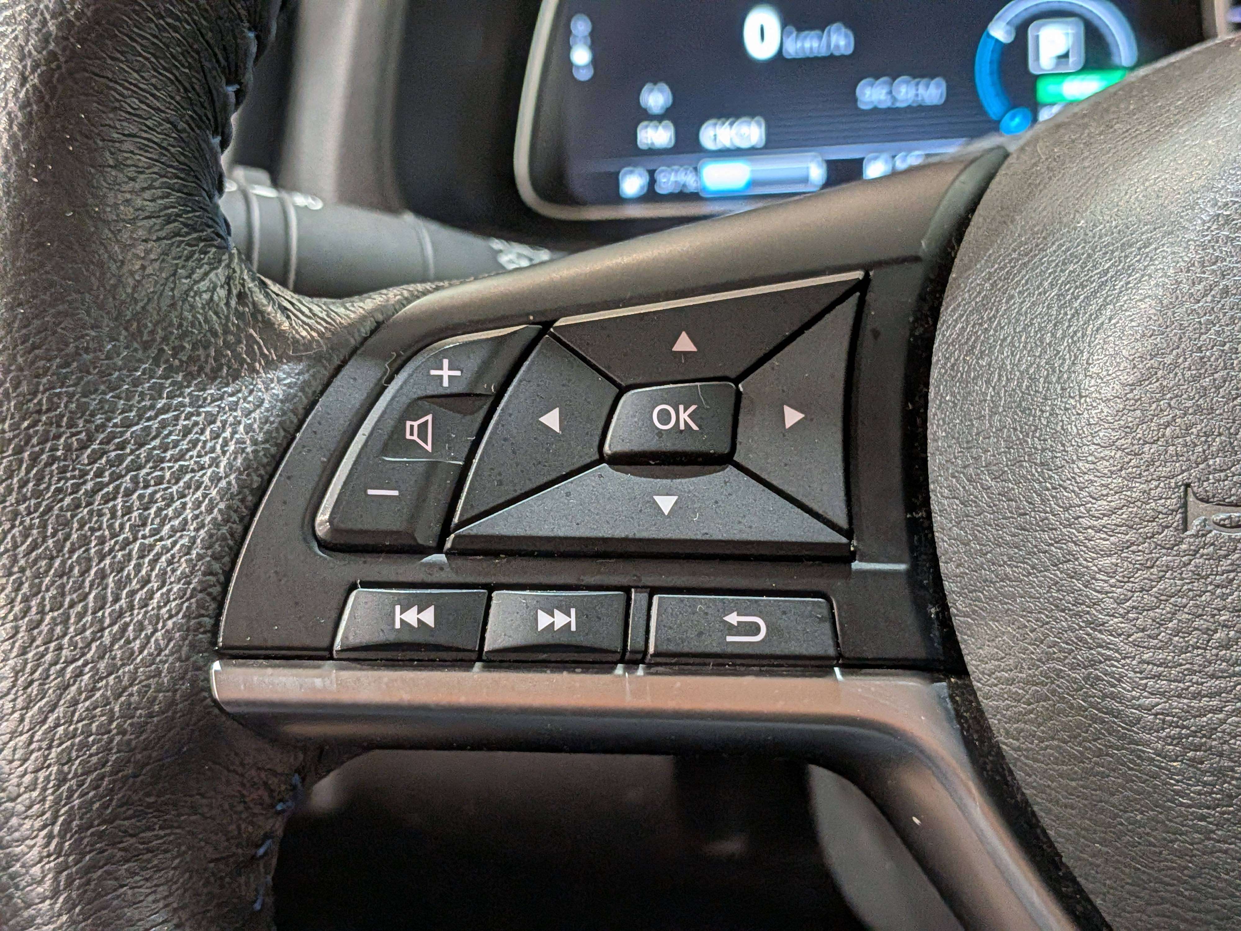 Nissan LEAF 2024