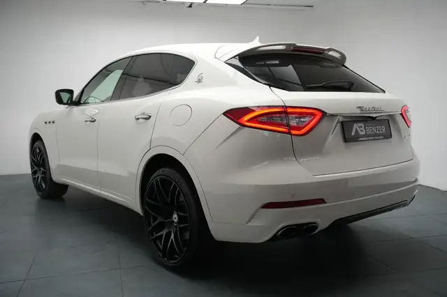 Maserati Levante view 10