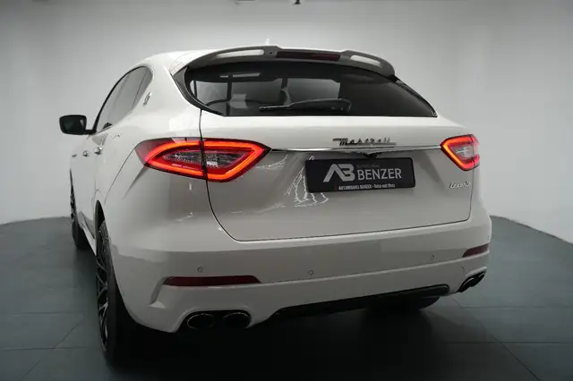 Maserati Levante view 11