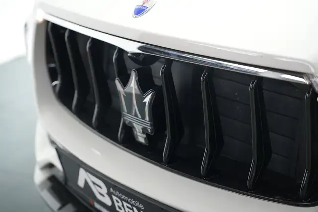Maserati Levante view 8