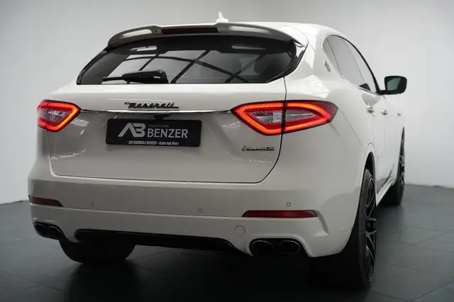 Maserati Levante view 12