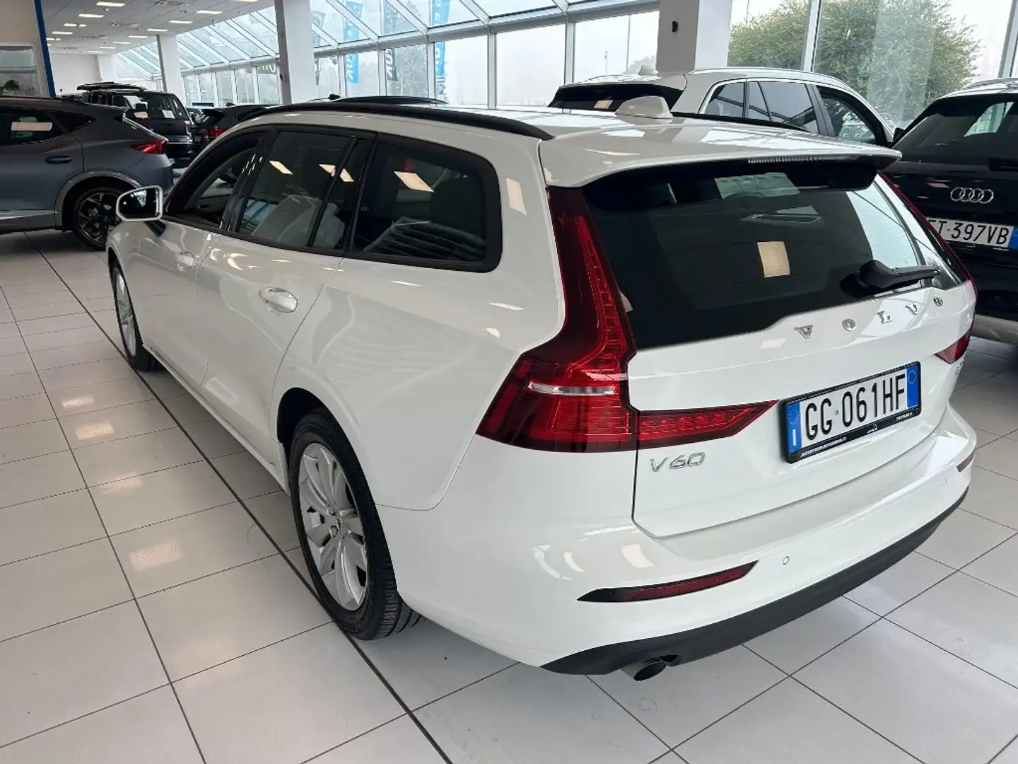 Volvo V60 B4 (d) Geartronic Momentum Business Blanc - 2