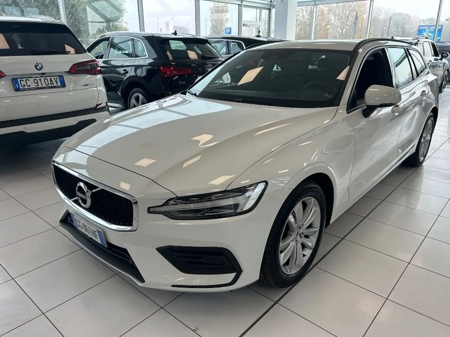Volvo V60 B4 (d) Geartronic Momentum Business Blanc - 1