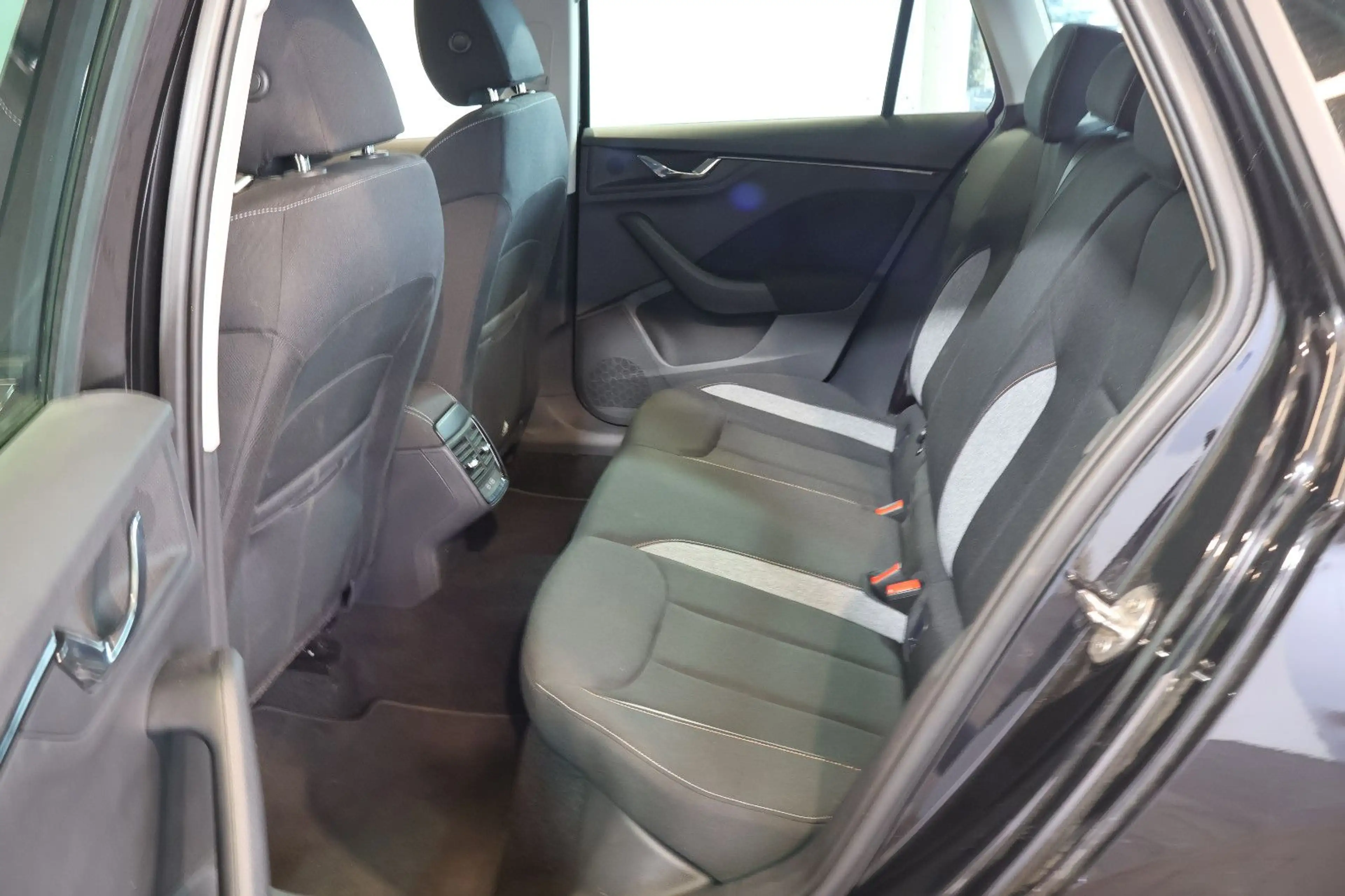 Skoda Kamiq 1.0 TSI Selection AID+KEY+KAM+LED+CARPLAY — photo 12