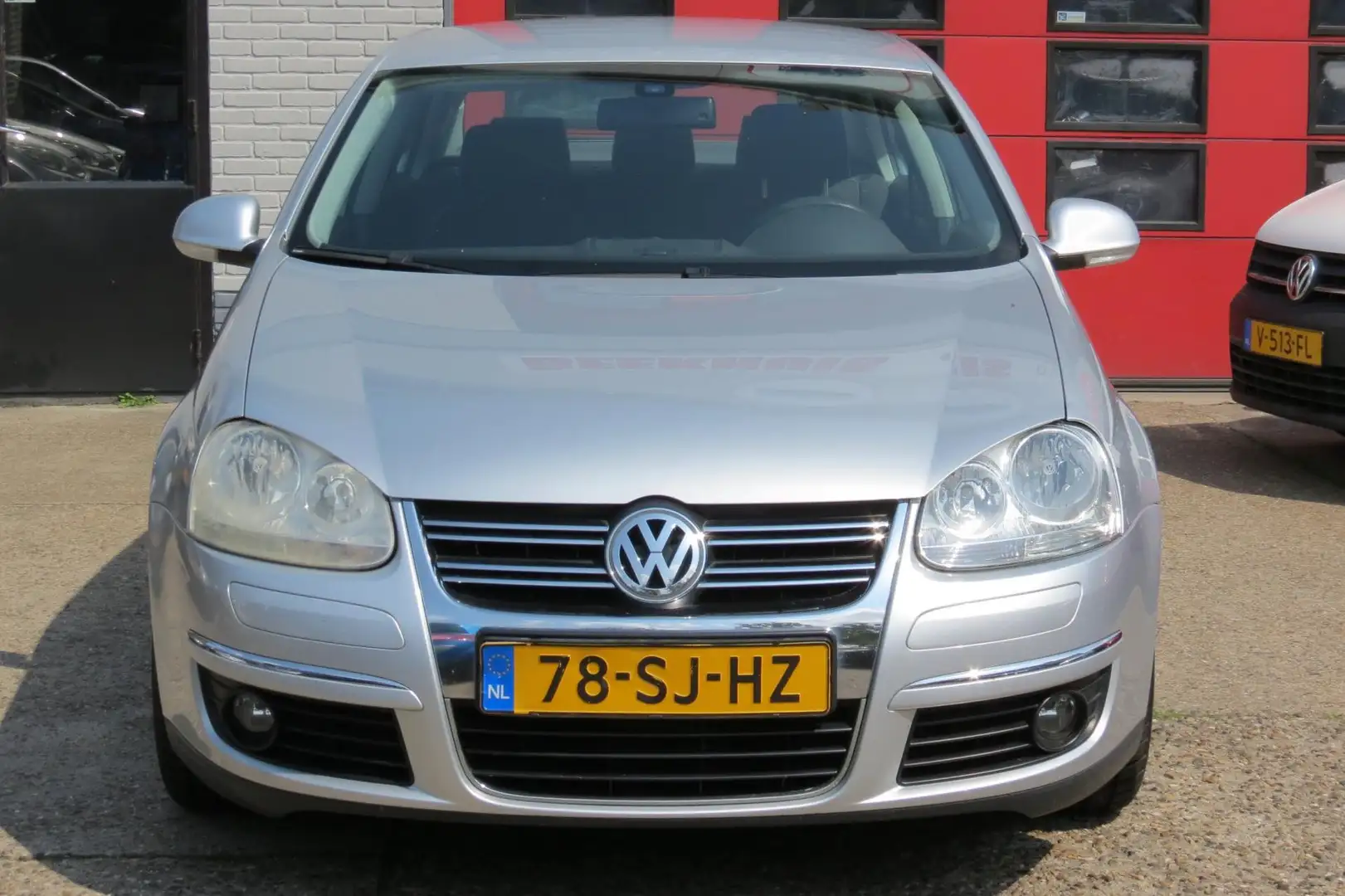 Volkswagen Jetta 1.6 FSI Comfortline , Airco . Cr Control, Trekhaak Grijs - 2