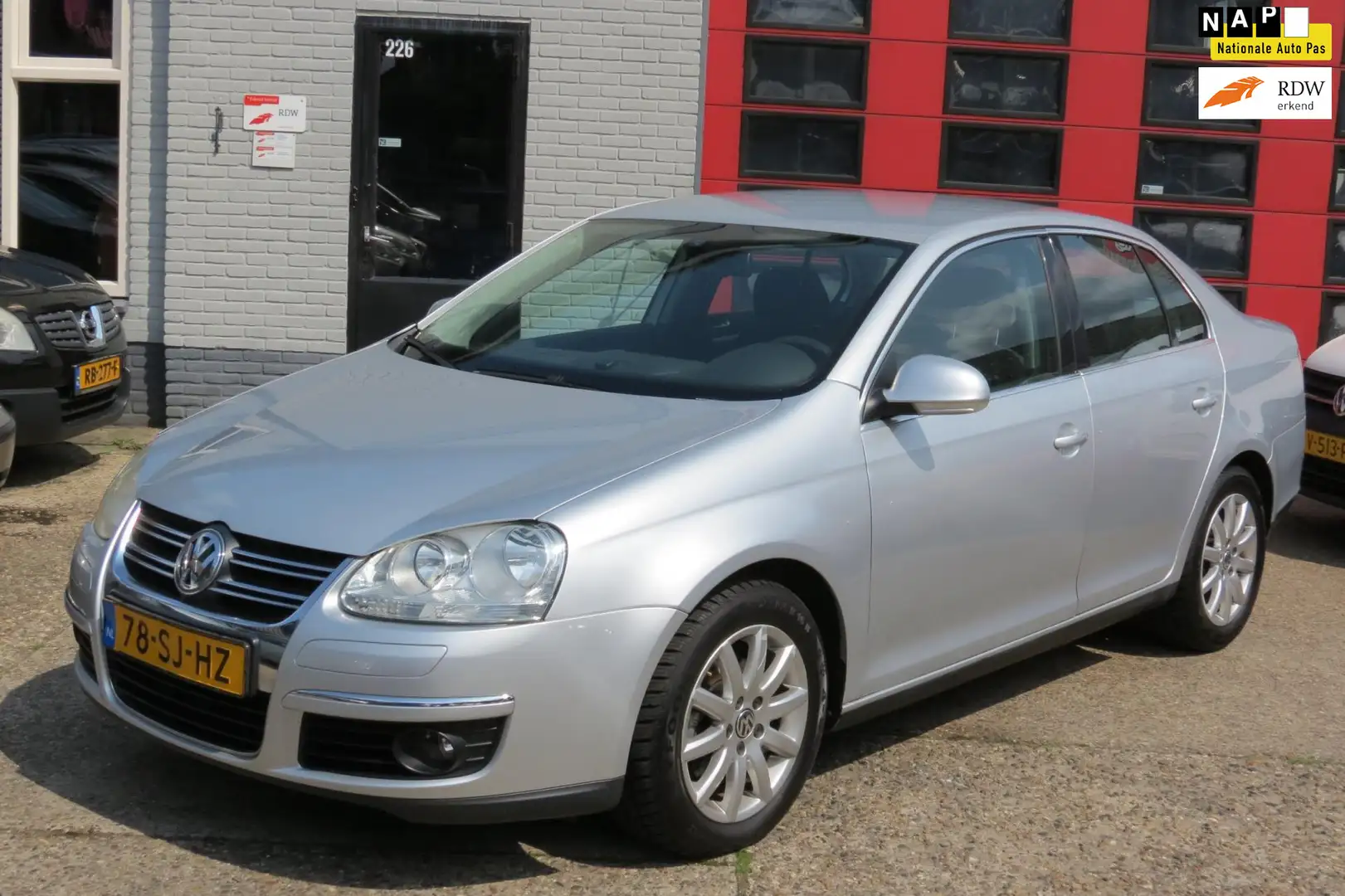 Volkswagen Jetta 1.6 FSI Comfortline , Airco . Cr Control, Trekhaak Grijs - 1