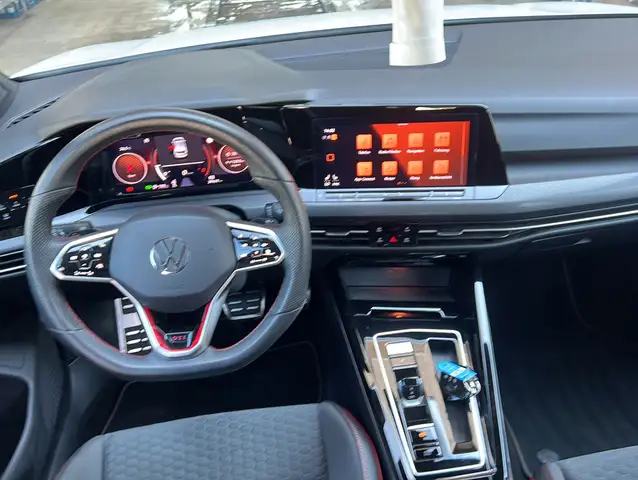 Volkswagen Golf view 3