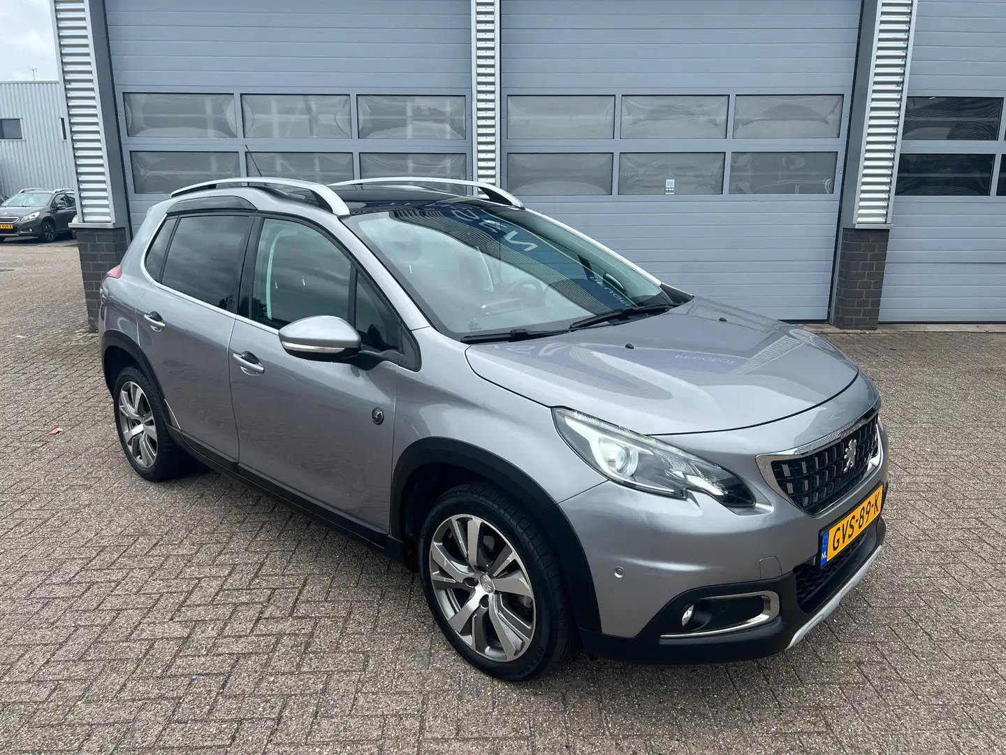Peugeot 2008 1.2 130PK Crossway |Automaat | Navigatie | Panoram Grijs - 2