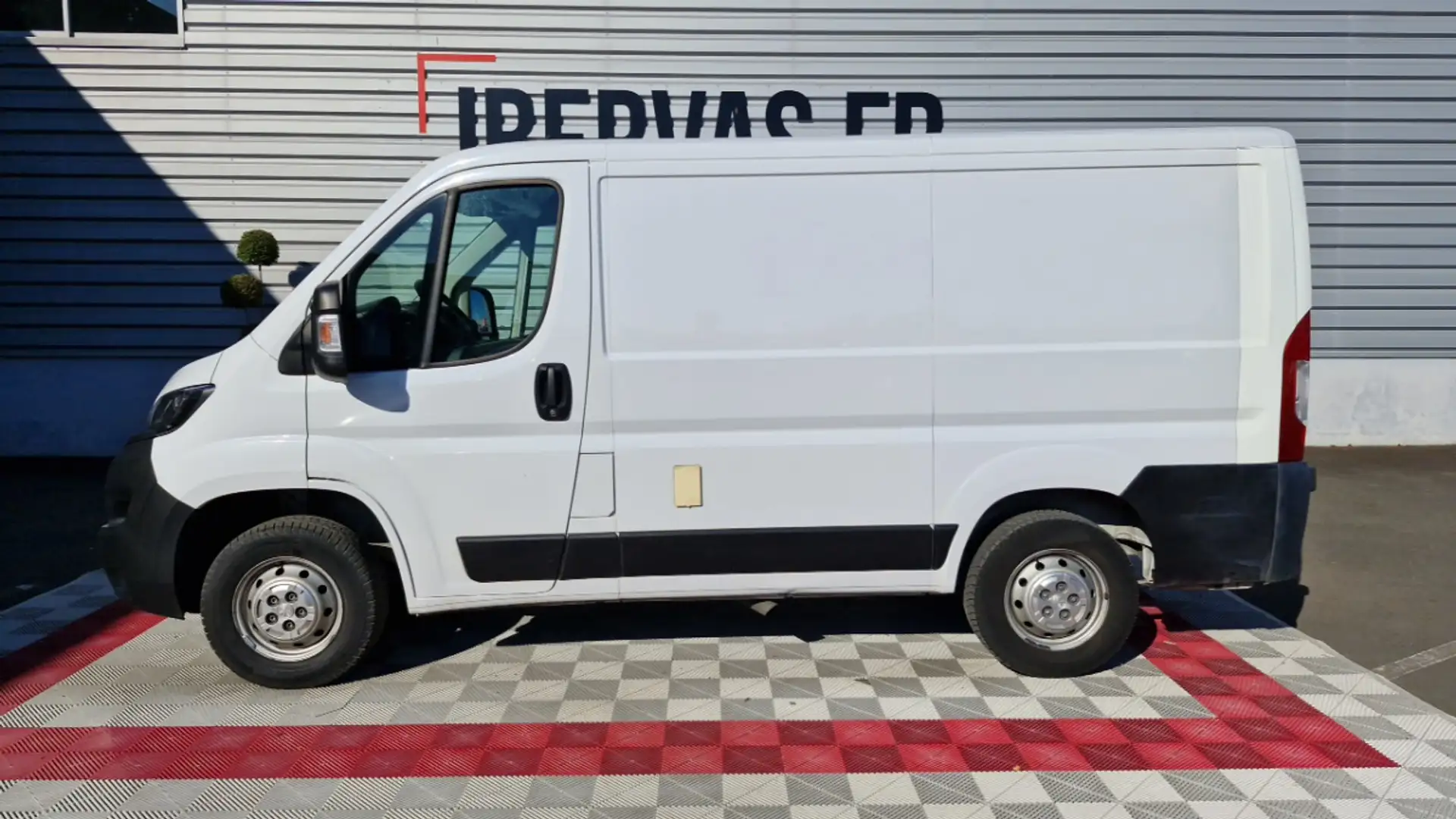Peugeot Boxer FOURGON TOLE 330 L1H1 BLUEHDI 120 SS PREMIUM Blanc - 1