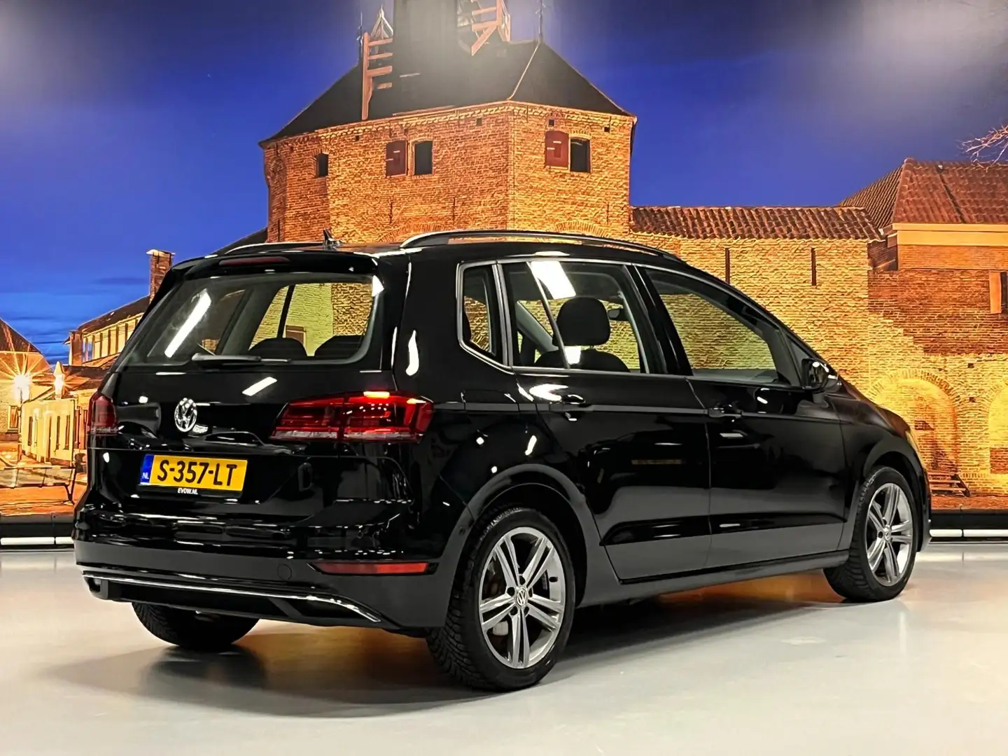 Volkswagen Golf Sportsvan 1.5 TSI ACT Highline Aut Camera ACC LED Apple Car Zwart - 2