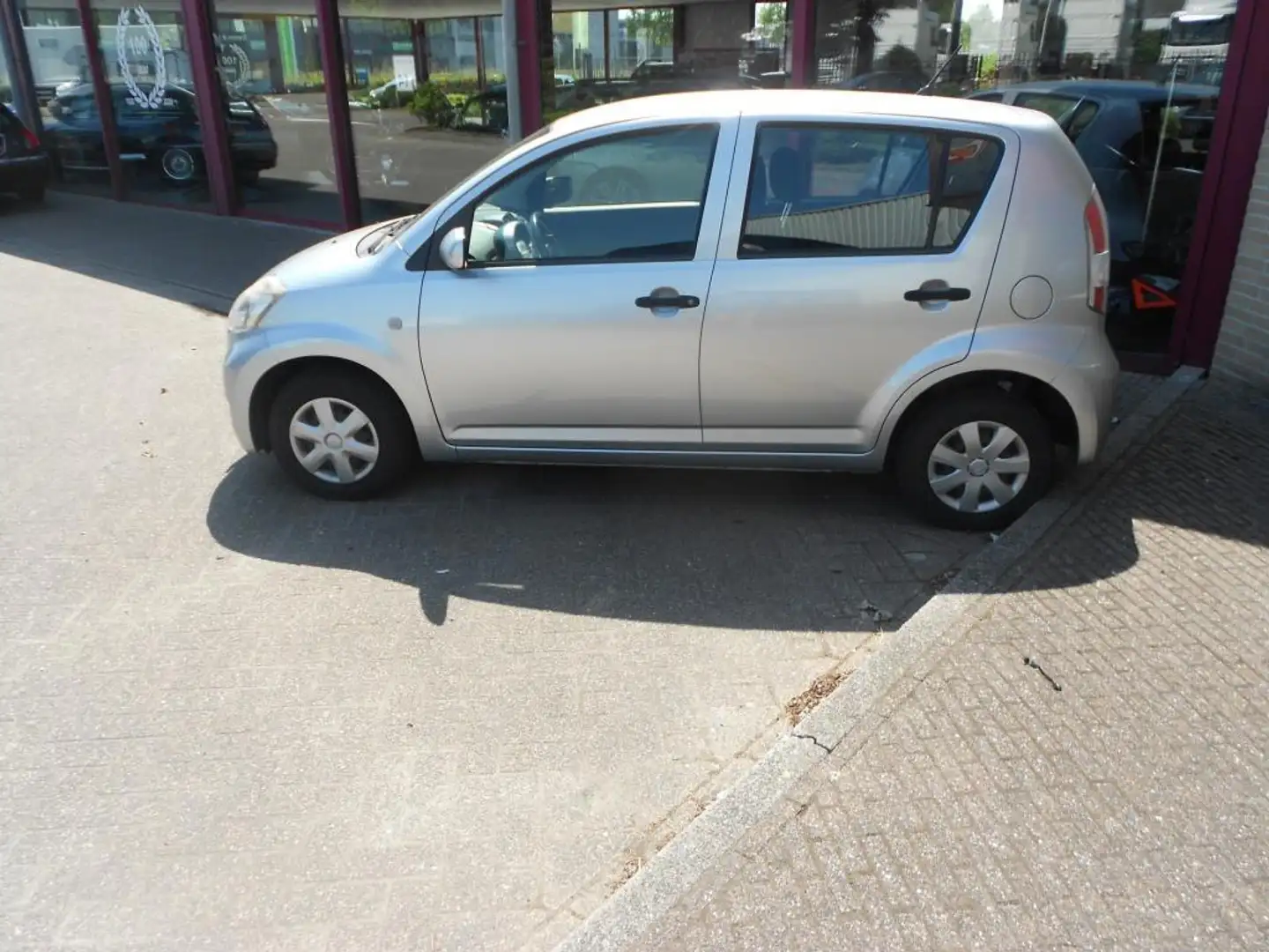 Daihatsu Sirion 2 1.0-12V Premium Grigio - 2
