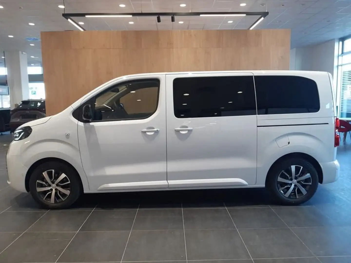 Toyota Proace 2.0D 177 CV L1 Medium A/T D Executive Argintiu - 1
