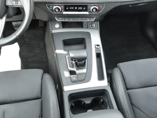 Audi Q5 view 14
