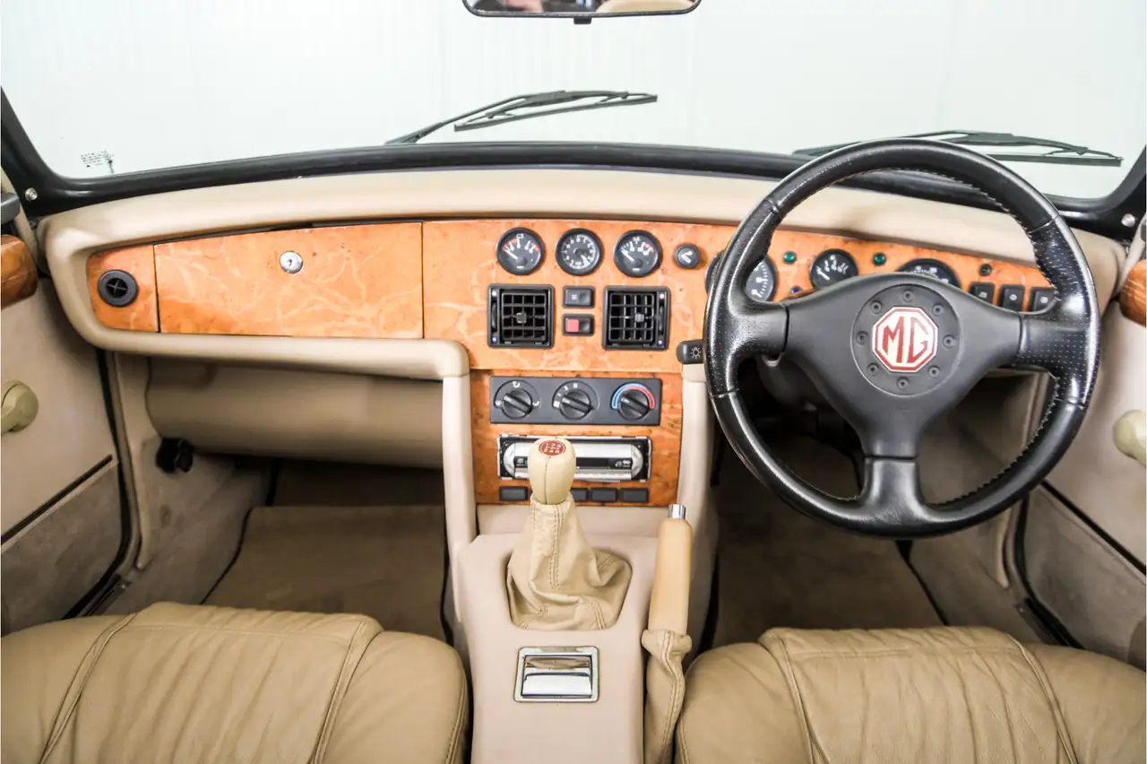 MG RV8 4.0 V8 RHD, foto 7