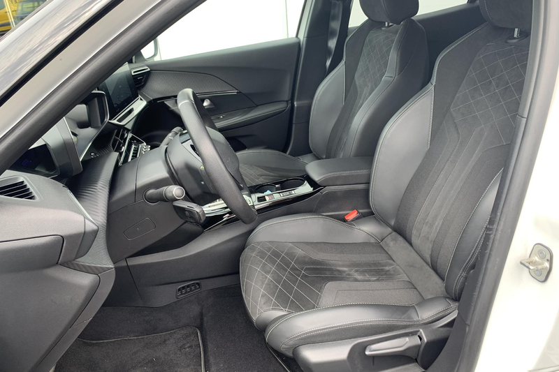 Peugeot e-2008 EV GT Pack 50 kWh | Camera | Adaptive cruise contr — photo 5