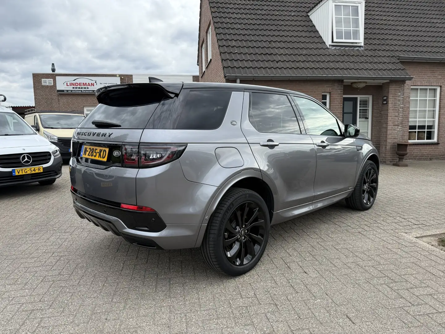 Land Rover Discovery Sport P300e R-Dynamic HSE Panoramadak 20" Grijs - 2
