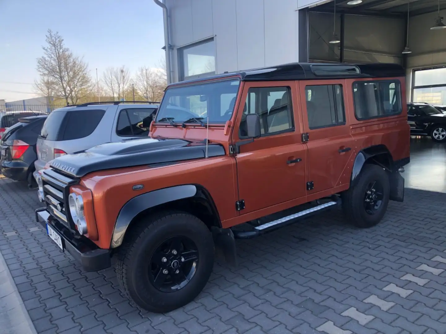 Land Rover Defender Edition Fire & Ice Td4 Station Wagon SE Pomarańczowy - 2