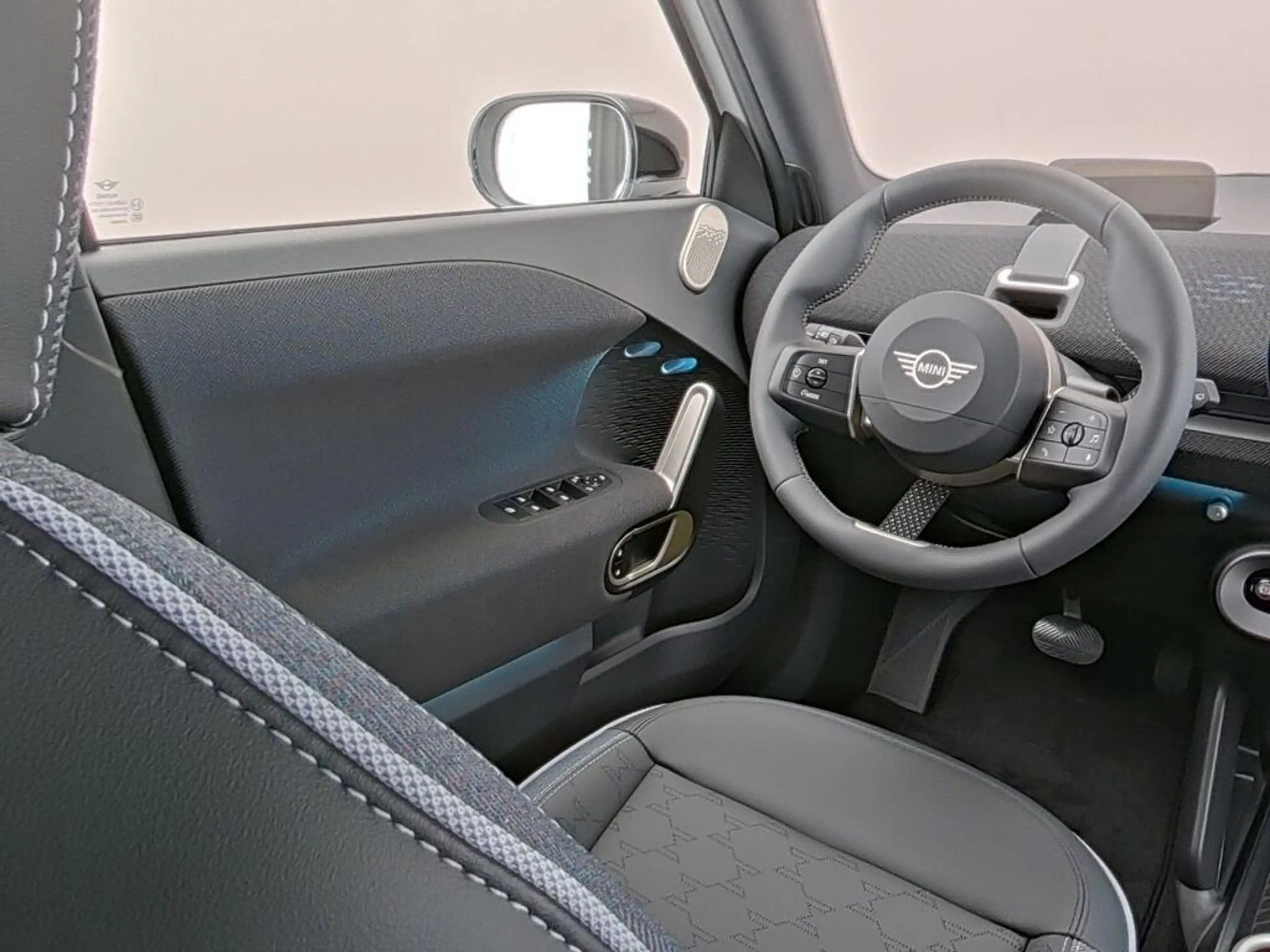 MINI Aceman SE Classic L 54.2 kWh — photo 6