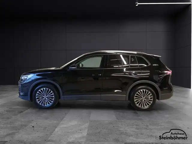Volkswagen Tiguan view 3