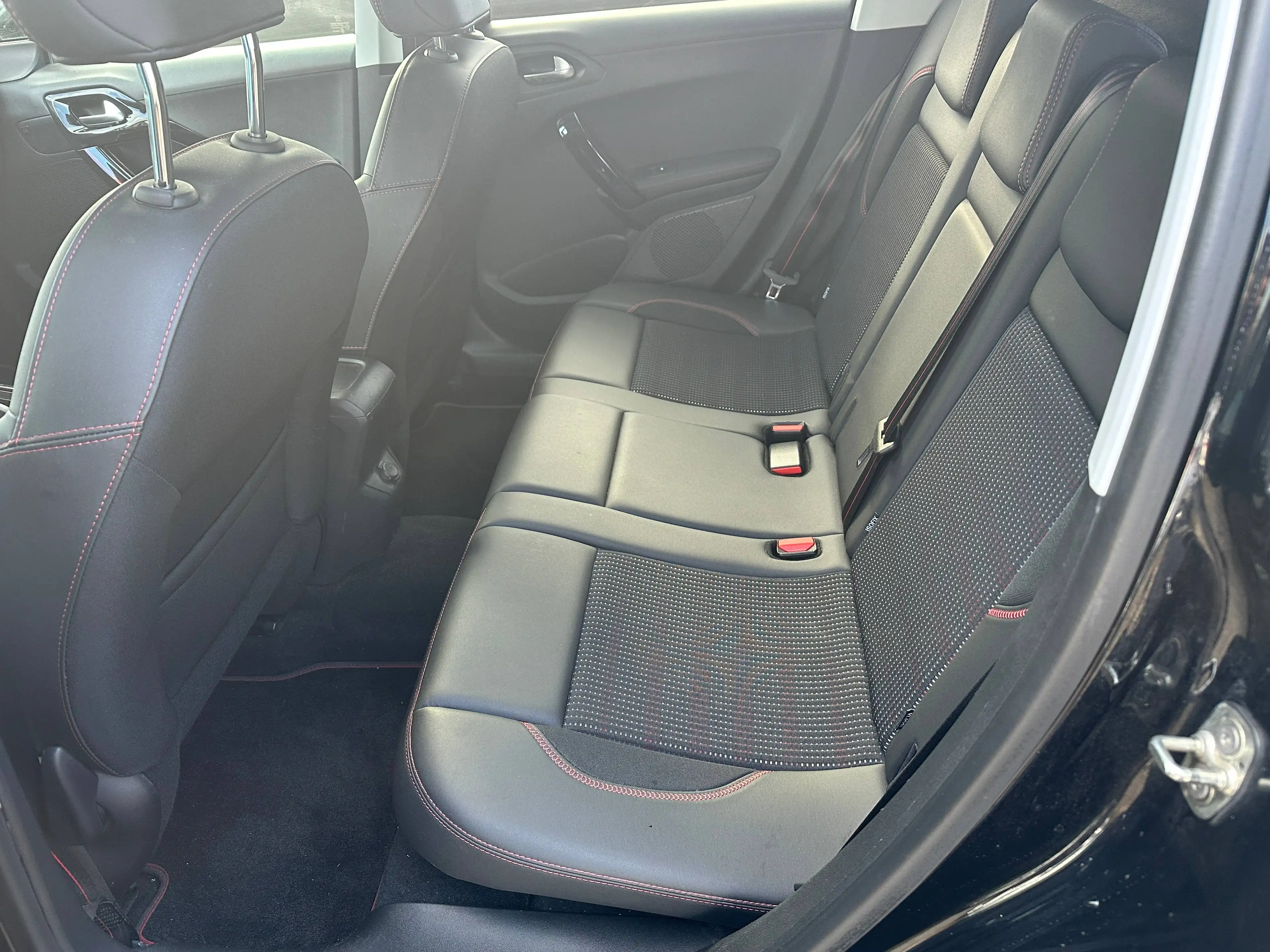 Peugeot 2008 Allure Automatik TÜV NEU — photo 8