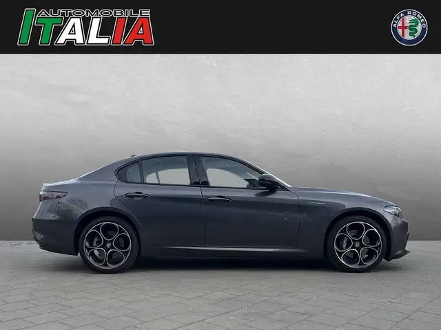 Alfa Romeo Giulia view 3