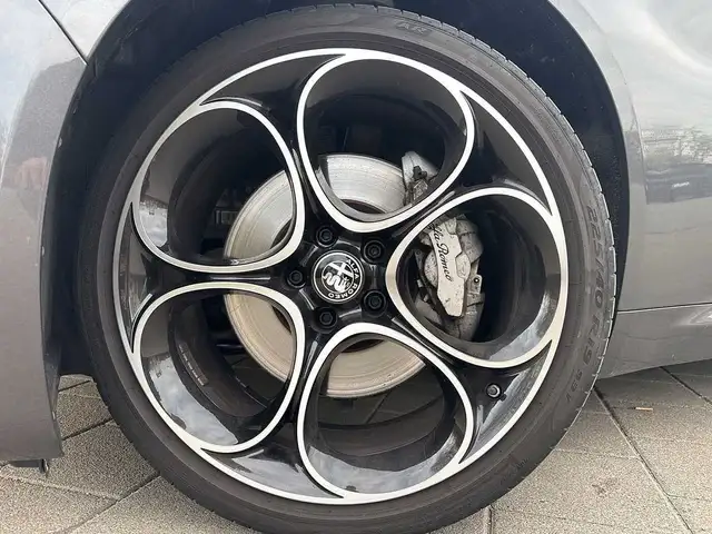 Alfa Romeo Giulia view 9