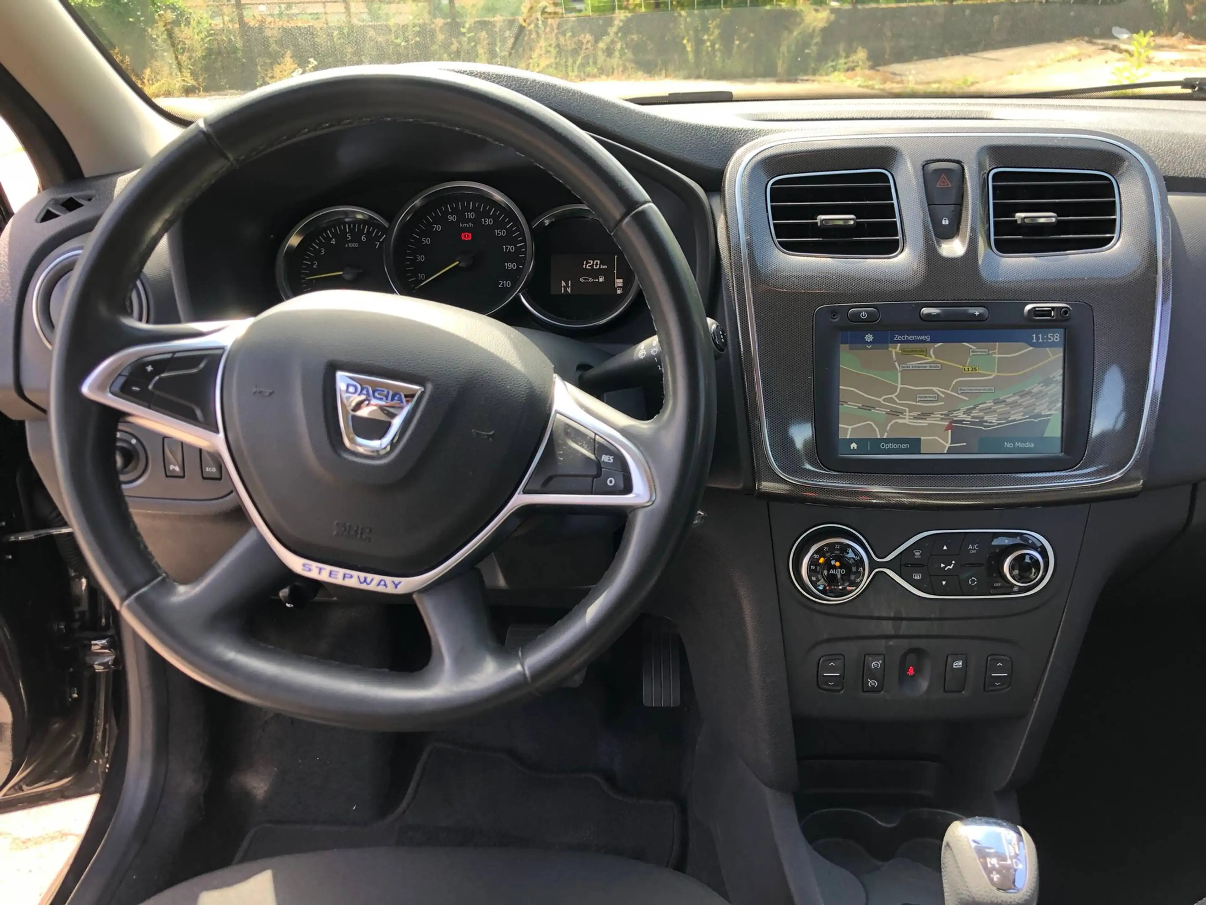 Dacia Sandero TCe 90 Stepway Automatik Navi/PDC/Kamera — photo 8