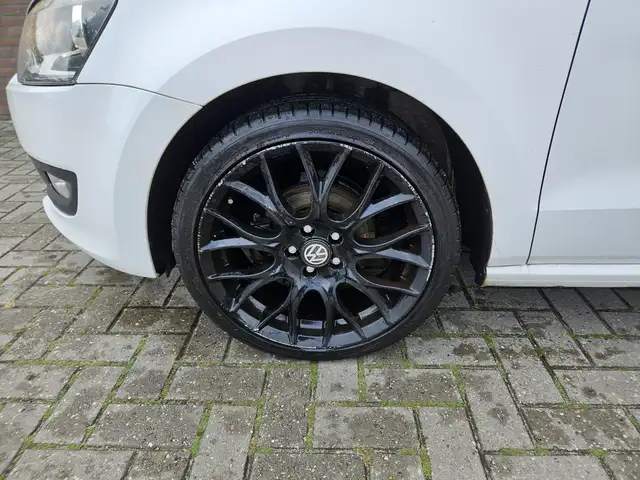 Volkswagen Polo view 4
