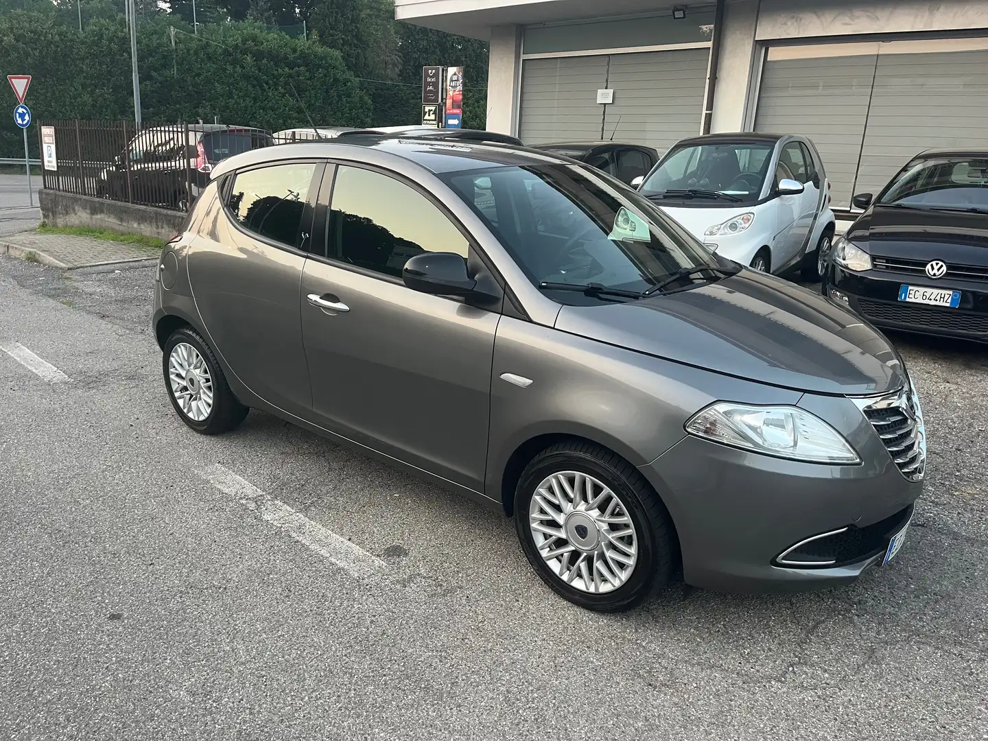 Lancia Ypsilon 1.2benzina/69CV/uneopatentati/Euro6B/unico propr. Grijs - 2