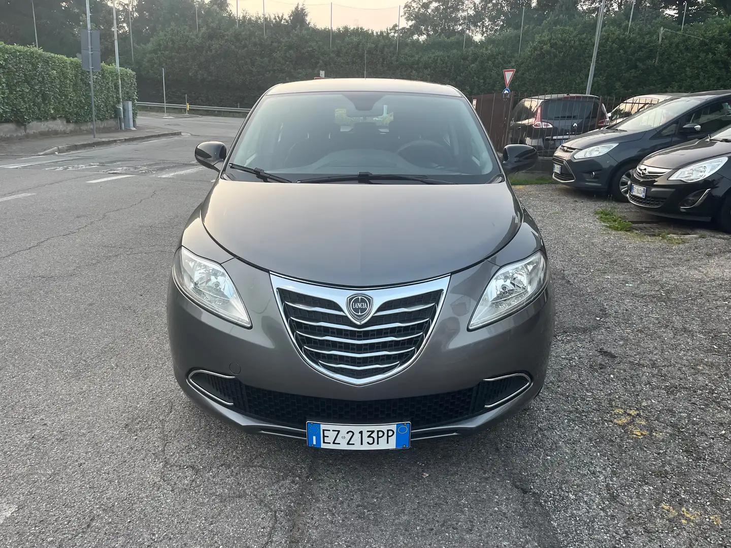 Lancia Ypsilon 1.2benzina/69CV/uneopatentati/Euro6B/unico propr. Grijs - 1