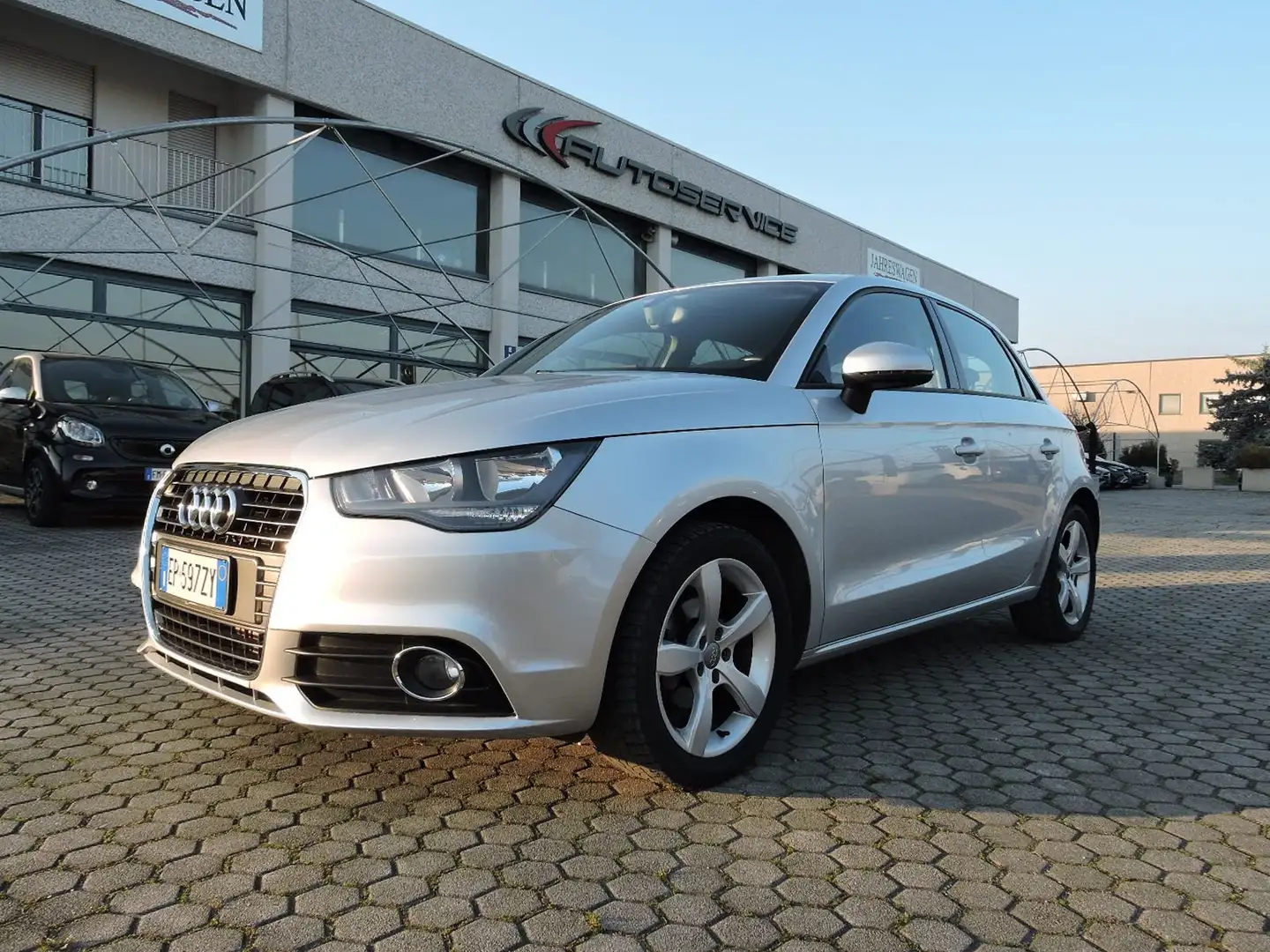 Audi A1 A1 1.6 TDI S tronic Attraction Срібний - 1