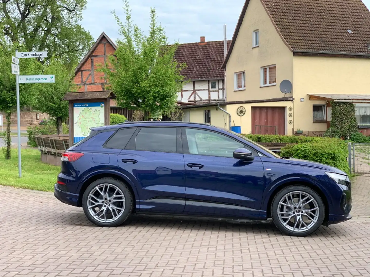 Audi Q4 40 e-tron 3x  S-Line  21" Optik Paket sofort Blau - 2