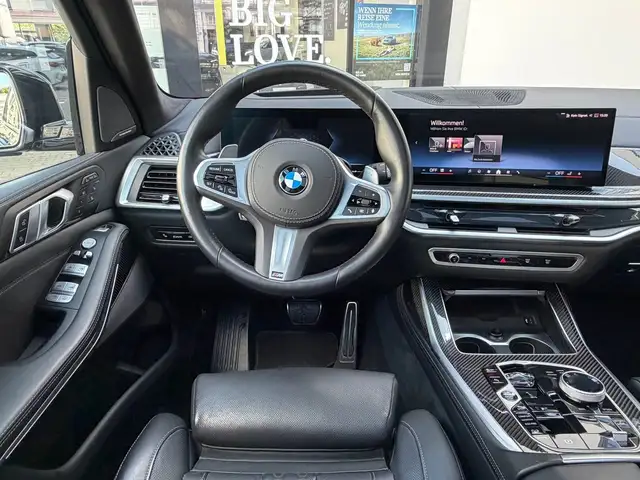 BMW X7 view 9